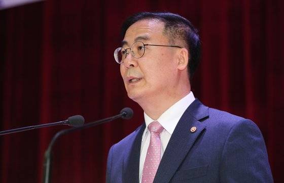 김세환 중앙선거관리위원회 사무총장이 지난해 10월 6일 경기 과천 중앙선관위 청사에서 열린 취임식에서 취임사를 하고 있다. 뉴스1
