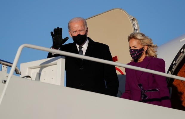 조 바이든 미국 대통령 당선인이 취임을 하루 앞둔 19일(현지시간) 부인 질 여사와 함께 워싱턴DC 인근 앤드루스 공군기지에 도착, 비행기에서 내리며 손을 흔들고 있다. /사진=로이터