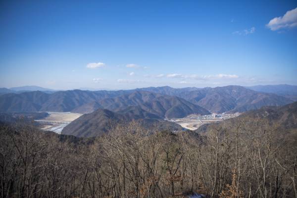 인제대교와 인제읍내가 보이는 박달고치.