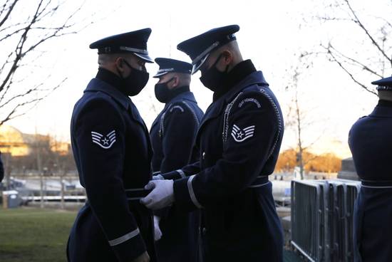 조 바이든 미국 대통령 당선자의 공식 취임을 앞둔 20일(현지시각) 워싱턴은 축제 분위기 대신 긴장감이 감돌고 있다. 사진은 바이든 당선인의 취임식을 앞두고 의사당 앞에 서있는 방위군들의 모습. /사진=로이터