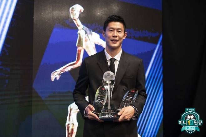 2020시즌 수원FC 소속으로 K리그2 득점왕과 최우수선수상을 받았던 재일교포 출신 공격수 안병준은 강등된 부산 아이파크로 이적을 앞두고 있다. 한국프로축구연맹 제공