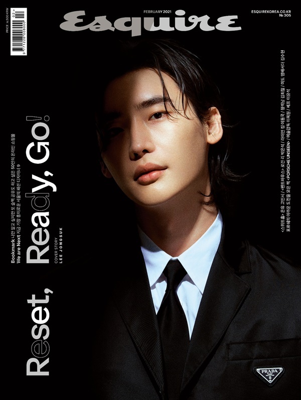 Actor Lee Jong-suk appeared with lazy beauty that smells of dark men.Called a photographer, he is concentrating everyones attention with a heaviness start to decorate the cover of male fashion magazines.Lee Jong-suk has covered the February 2021 issue of the mens fashion-life magazine Esquire, which will be released on the 22nd.Lee Jong-suks agency A-Man Project and Esquire released some of the covers and fashion pictures on the 20th.Lee Jong-suk was satisfied with everyone by blowing his own movement and aura in this filming in Gangnam, Seoul in early January.This work with Prada was praised by everyone for its combination of Lee Jong-suks heavy atmosphere and the smell of a dark man.Public cover and pictorials literally make you lose your words to say.He digested Pradas 2021 S/S fashion like his own custom clothes, and he made his eyes unable to take off with a mature image by spewing masculine and subtle sexy as if he had become a body with Pradas signature color BLACK-based costumes.Lee Jong-suk, who showed the beauty of the majesty without losing laughter in the long-term shooting.Currently, he transformed Hair style for Parks next film, Witch 2, in order to keep his righteousness with director Park Hoon-jung, who had the movie VIP.Attention is focused on his full-fledged return, with everyones attention focused on Lee Jong-suks every move, and the interest of overseas fans as well as domestic fans is also high.Especially, Chinese fans are interested in Lee Jong-suks news every time they get it, and they are on the Weibo search word every time news is transmitted.The agency expressed its gratitude because of the great interest in Lee Jong-suks next film, and love calls from various fields including dramas and movies are pouring out.Lee Jong-suks agency, Aman Project, said, I will choose the characters for the next generation of fans and Actors own development carefully. I will give good news to the fans and the people concerned as soon as I decide.Lee Jong-suk, on the other hand, is a representative of the 30-year-old male actor in Korea and has accumulated various activities and solid filmography.Lee Jong-suks Eyes on Works has already been proven in the industry and has grown into an actor who believes and believes in his own characters based on solid scripts.In addition, even though he did not make a full-scale overseas expansion, his works became popular overseas, and many fans naturally fell into his charm.He is also the owner of anti-war charm, communicating with fans through Instagram and showing kind and cute looks.photo esquire
