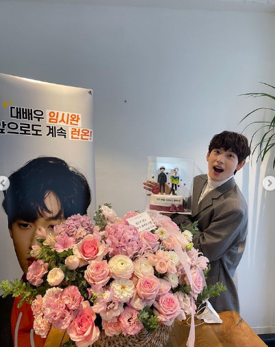 Actor Siwan, a child of the group empire, expressed his gratitude to the fans for their flower Gift.Siwan posted several photos on his Instagram account on Tuesday, along with the phrase Shanlutte; Shanlutte is the name of Siwans fan cafe.The photo featured a flower basket and cake sent by fans to cheer on Siwan, who is playing at JTBC Drama Run On.Siwan shows off his sculptural Beautiful looks behind a basket of flowers, who put both hands on his chest and looked cute, stirring fans hearts.The netizens added a warm atmosphere with the reaction of Siwan Beautiful looks are welfare, It is more beautiful than flowers and I think flowers in gray jackets are the most beautiful.PhotoSiwan SNS