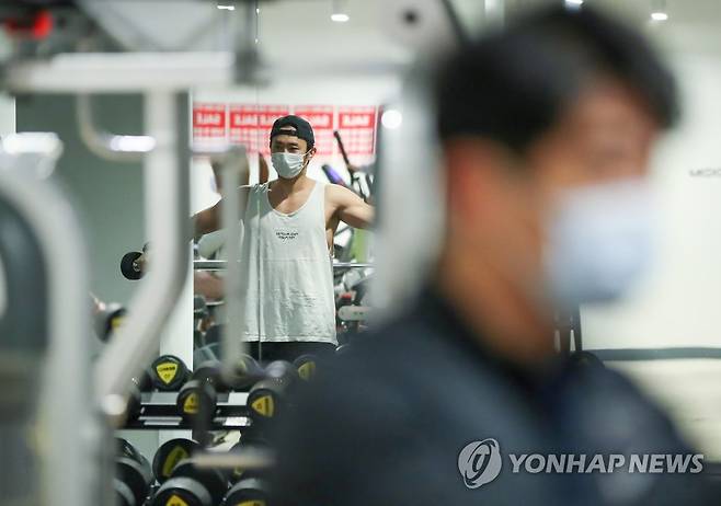 '이날만을 기다렸다!' (서울=연합뉴스) 김도훈 기자 = 코로나19 확산에 그동안 중단됐던 실내체육시설과 노래연습장, 학원 등 다중이용시설의 운영이 부분적으로 재개된 18일 오전 서울 강남구에 위치한 화이트짐 역삼점에서 회원이 근력운동을 하고 있다. 2021.1.18 superdoo82@yna.co.kr
