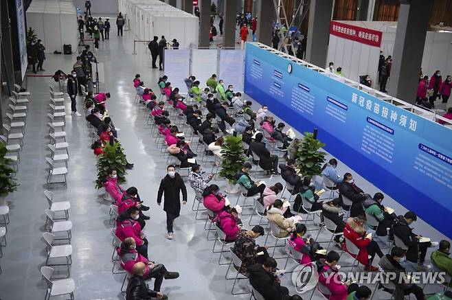 코로나19 백신 접종 후 대기실에서 경과 지켜보는 중국인들 (베이징 AP/신화=연합뉴스)
