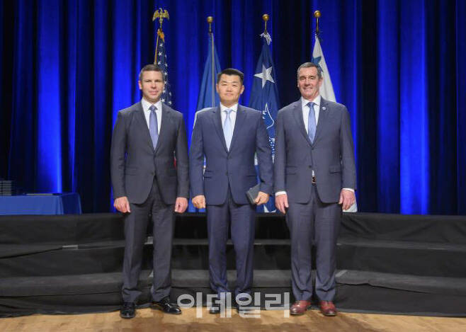 바이든 대통령의 경호 총괄책임자인 데이비드 조(가운데) 백악관 비밀경호국(SS) 요원의 모습(사진=국토안보부 홈페이지)