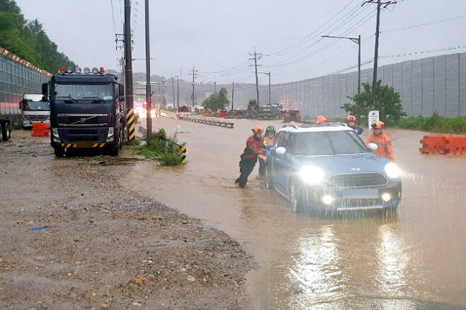 지난해 여름 장마와 태풍 등 폭우로 곳곳에서 침수 피해가 발생했다. (사진=연합뉴스)