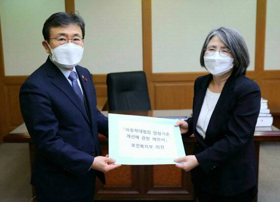 권덕철 보건복지부 장관(왼쪽), 김영란 양형위원회 위원장(사진=보건복지부)