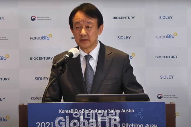 이병건 SCM생명과학 대표가 한국바이오협회 주최로 개최한 IR행사에서 한국 바이오 기업들의 강점에 대해 설명하고 있다.(사진=유튜브 캡쳐)