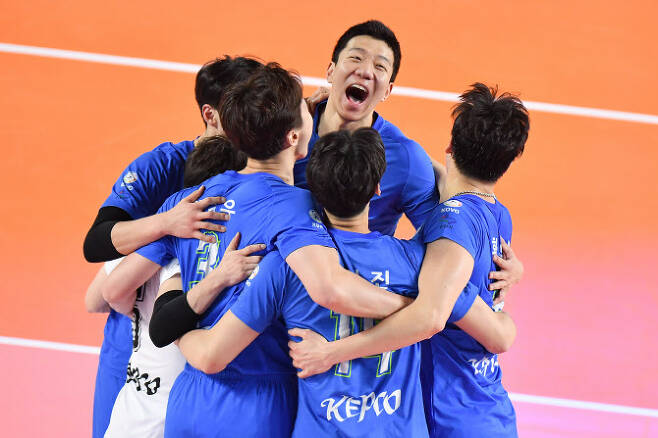 한국전력 선수들이 풀세트 접전 끝에 삼성화재를 이긴 뒤 서로 얼싸안고 기뻐하고 있다. 사진=KOVO