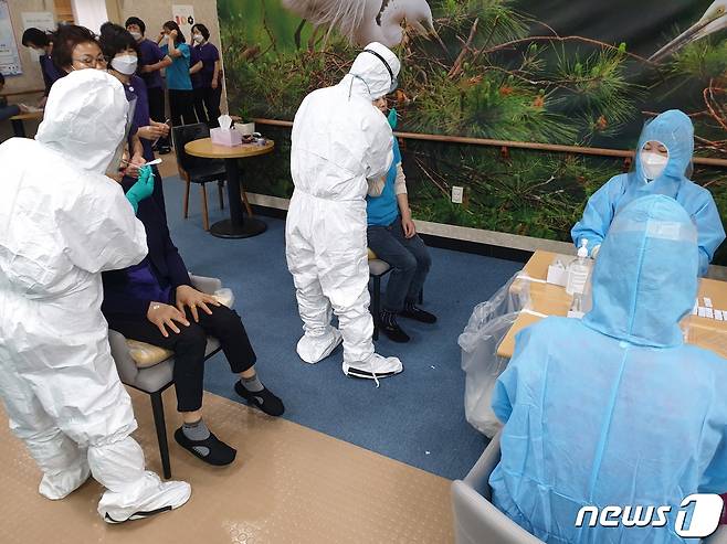 수원시가 지역 내 요양시설에서 코로나19 선제검사를 진행하고 있다. © 뉴스1