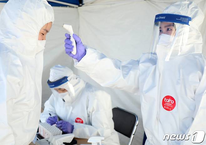 지난 5일 전북 전주시 평화보건지소 앞에 신종 코로나바이러스 감염증(코로나19) 확진자 동선 다수 발생에 따른 주민 불안감 해소를 위한 임시선별진료소가 설치 운영을 시작한 가운데 의료진들이 진료 준비를 하고 있다. 2021.1.5/뉴스1 © News1 유경석 기자