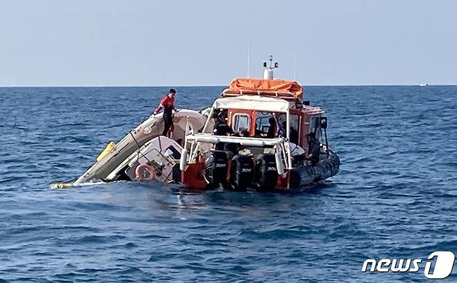 21일 오전 11시17분쯤 제주 서귀포 문섬 남방 약 800m 해상에서 해경이 침수 중이던 모터보트에서 승선원들을 구조하고 있다.(서귀포해양경찰서 제공)2021.1.21/뉴스1© News1