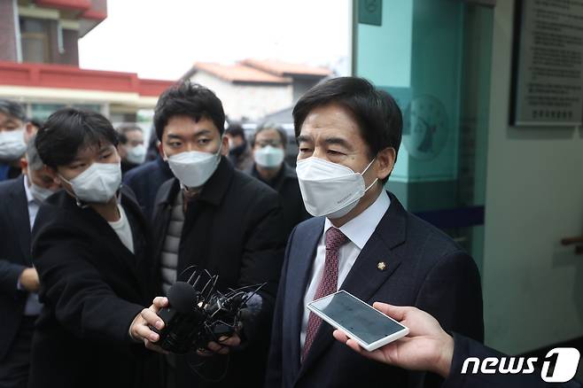 21일 (남원=뉴스1) 박슬용 기자 = 지난해 4·15 총선에서 상대당 후보의 선거운동을 방해한 혐의로 기소된 무소속 이용호 의원(남원·임실·순창)이 무죄를 선고 받은 뒤 소감을 말하고 있다2021.1.21 /뉴스1 © News1 박슬용 기자