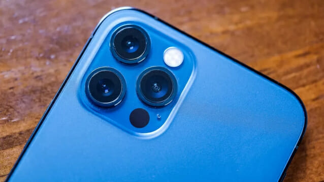 현재 아이폰12 프로 맥스에만 탑재된 센서 시프트 카메라 기술이 내년 아이폰13 전체 모델에 확대 적용될 것이라는 전망이 나왔다. (사진=씨넷)