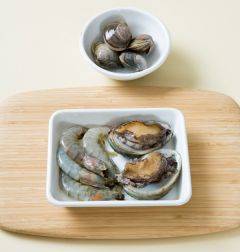 1. 전복은 물에 씻어 건지고 조개는 옅은 소금물에 10분 정도 담가 해감을 한다. 새우는 등 쪽의 내장을 뺀다.