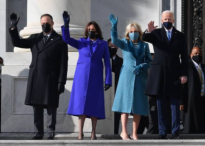 취임식장에 도착한 조 바이든 대통령 당선인부부와 카멀라 해리스 부통령 당선인 부부가 의사당 계단에서 손을 흔들어 인사하고있다./AFP 연합뉴스
