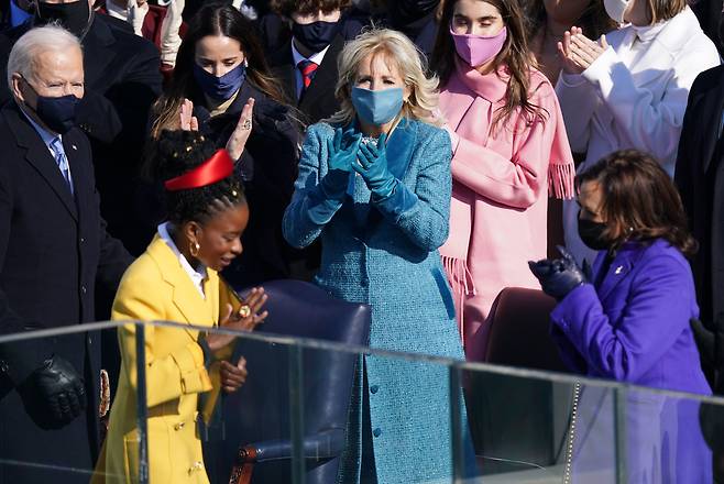20일(현지시각) 열린 취임식에서 어맨다의 시낭송이 끝나자 조 바이든 대통령과 영부인 질 바이든 박사, 카멀라 해리스 부통령이 일어나 박수를 보내고있다. /로이터 연합뉴스