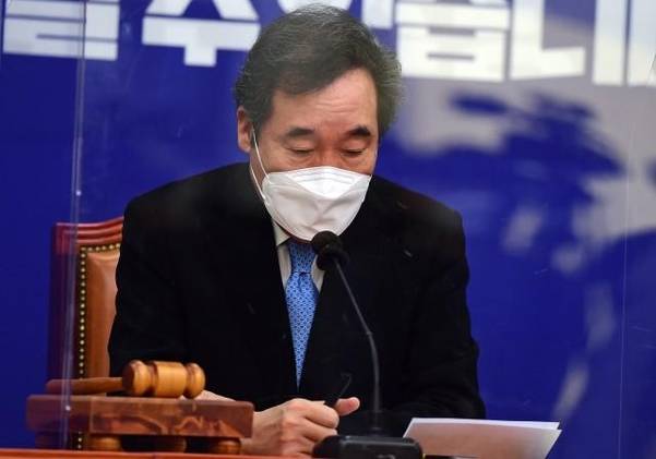 더불어민주당 이낙연 대표가 4일 국회에서 열린 최고위원회의에서 잠시 생각에 잠겨 있다./연합뉴스