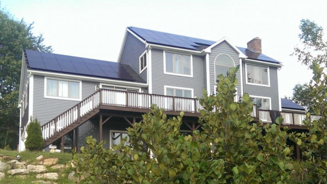 미국 뉴햄프셔(New Hampshire)주 주택에 설치된 한화큐셀 태양광 모듈ⓒ한화큐셀