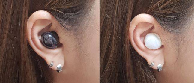 삼성전자 무선이어폰 ‘갤럭시버즈 프로’(왼쪽)와 ‘갤럭시버즈 플러스’를 착용한 모습.ⓒ데일리안 김은경 기자