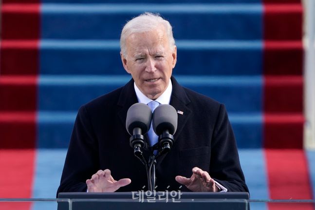 조 바이든 미국 대통령이 20일(현지시각) 워싱턴DC 연방의회 의사당에 마련된 취임식장에서 발언하고 있다. ⓒAP/뉴시스
