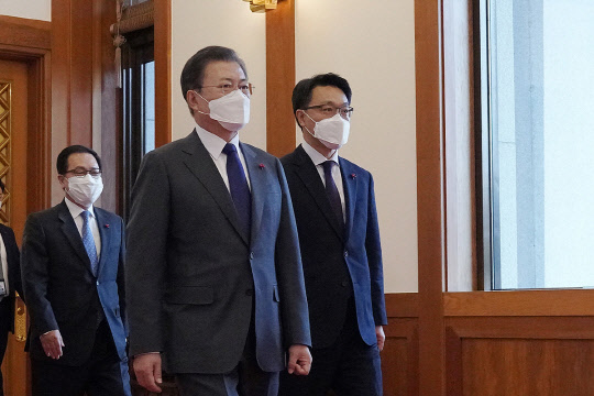 문재인 대통령(왼쪽)과 김진욱 고위공직자범죄수사처장(오른쪽). 청와대 제공.