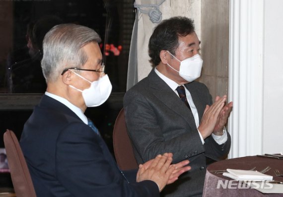 이낙연 더불어민주당 대표(오른쪽)와 김종인 국민의힘 비대위원장이 지난 11일 오후 서울 중구 프레스센터에서 열린 '관훈클럽 창립 64주년 기념식'에 참석해 박수를 치고 있다.
