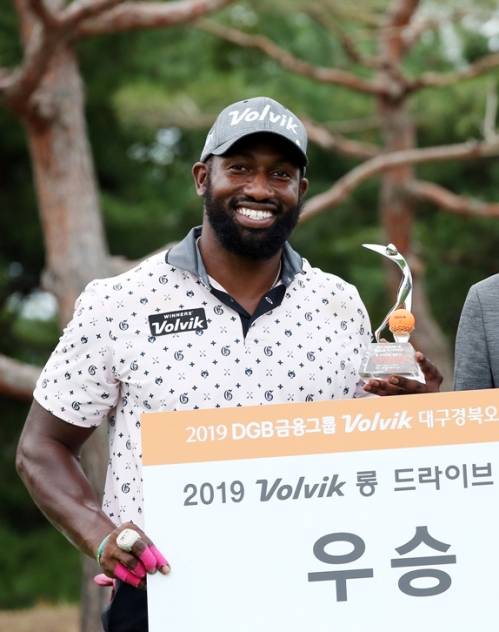 2021년 미국여자프로골프(LPGA) 투어 개막전 다이아몬드 리조트 토너먼트 오브 챔피언스 골프대회에서 전인지 프로와 동반 경기하는 모리스 알렌. 사진은 알렌이 2019년 한국프로골프(KPGA) 코리안투어 DGB금융그룹 대구경북오픈 사전 이벤트 경기인 롱 드라이브 챌린지에서 우승했을 때 모습이다. 사진제공=KPGA