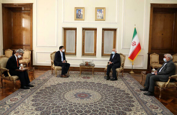 지난 11일 최종건(가운데 왼쪽) 외교부 1차관이 이란 테헤란에서 모하마드 자바드 자리프(가운데 오른쪽) 이란 외무장관과 만나 대화하고 있는 모습. 테헤란/AP 연합뉴스
