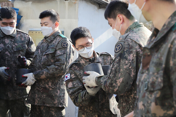 육군 37사단 장병들이 21일 충북 증평군 신동리의 한 홀몸노인 가정에 연탄을 배달하고 있다. 육군 제공