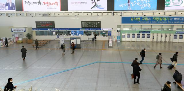 2021년 설 승차권 온라인 예매가 시작된 19일 오전 서울역 예매창구가 한산한 모습을 보이고 있다. 뉴스1