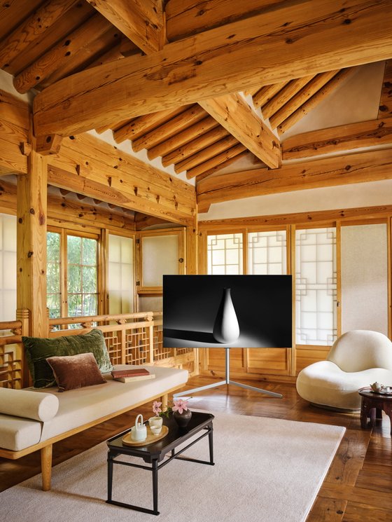 LG전자가 공개한 TV 신제품 ‘LG OLED 에보’는 빛의 파장을 정교하게 구현했다. 해외 유력 매체들은 “밝고 생생한 화면은 물론이고 4개의 HDMI 2.1 포트 등 모든 것을 갖춘 제품”이라고 평가했다.