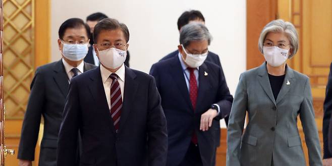 President Moon Jae-in enters for a ceremony to grant letters of credence to newly appointed ambassadors along with Foreign Minister Kang Kyung-wha (right) and Chung Eui-yong (left), the chief of the National Security Office at the time, in Cheongwadae in May 2020. Cheongwadae press photographers