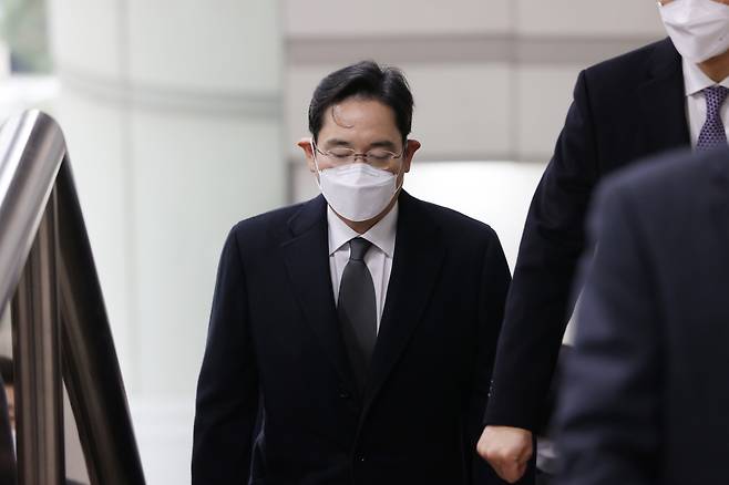 Samsung Electronics Vice Chairman Lee Jae-yong heads to a courtroom at the Seoul High Court in Seoul. (Yonhap)