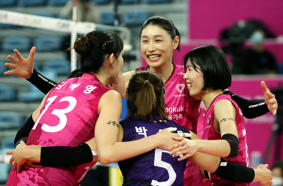Kim Yeon-koung, center, celebrates with her teammates after scoring a point during the Heungkuk Life Insurance Pink Spiders' game against Suwon Hyundai Engineering & Construction Hillstate at Gyeyang Gymnasium in Incheon on Jan. 8. [YONHAP]