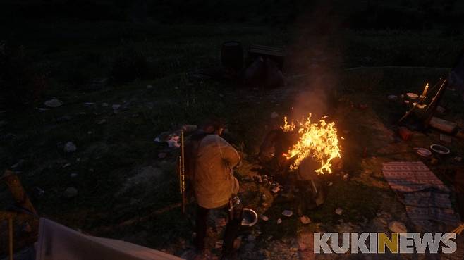 ▲무법자 캠프를 습격한 후 시체를 불태우는 '아서 모건'.