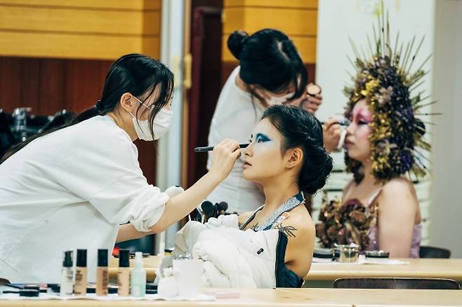 경북과학대 화장품뷰티과 학생이 뷰티·메이크업 관련 대회에 참가해 그동안 갈고닦은 실력을 뽐내고 있다. 경북과학대 제공