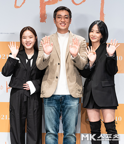 The movie I Online Production Briefing Session was held on the morning of the 21st.Ai is a Greene film that begins with the warm comfort and healing that begins when the child Ah Young (Kim Hyang Gi), who became an early adult, becomes a babysitter for Ryu Hyun-kyung, a novice mother who raises a child alone without a place to depend on.Actor Kim Hyang Gi, director Kim Hyun-tak and Ryu Hyun-kyung have photo time.