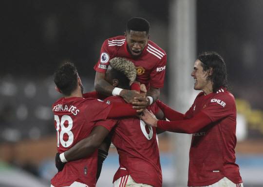 맨체스터 유나이티드의 폴 포그바(아래 가운데)가 21일 오전(한국시간) 영국 런던의 크레이븐 코티지에서 열린 EPL 풀럼과의 경기에서 후반 20분 역전 결승 득점을 터트린 뒤 동료들의 축하를 받고 있다. AP 연합뉴스