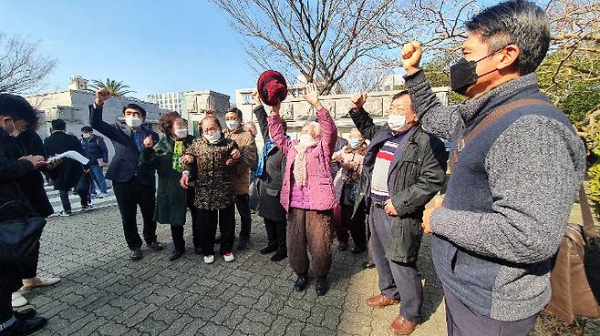 무죄 선고 직후 4·3 행방불명 수형인 유족들이 기뻐하고 있다. 고상현 기자
