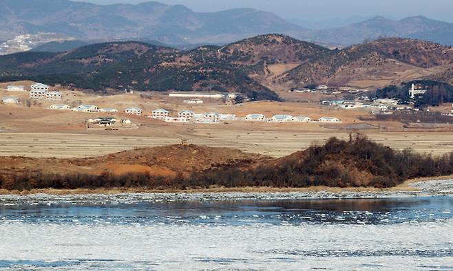 지난 19일 파주 오두산통일전망대에서 바라본 북한 황해북도 개풍군 모습. 연합뉴스
