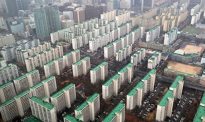 서울 영등포구 63아트에서 서울 시내 아파트가 보이고 있다. 뉴시스