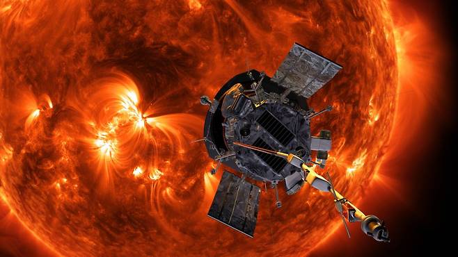 파커 태양탐사선이 태양을 플라이바이하는 상상도. 18일 태양활동 주기에 맞춰 태양 플라이바이를 실시했다.(출처= © Johns Hopkins University Applied Physics Laboratory)