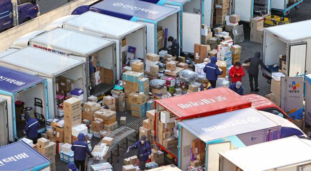 택배노조가 택배회사에 과로사를 막기 위한 대책을 요구하며 협상 결렬시 총파업을 예고한 가운데 지난 19일 오전 서울의 한 택배 물류센터에서 노동자들이 물품을 옮기고 있다. /연합뉴스