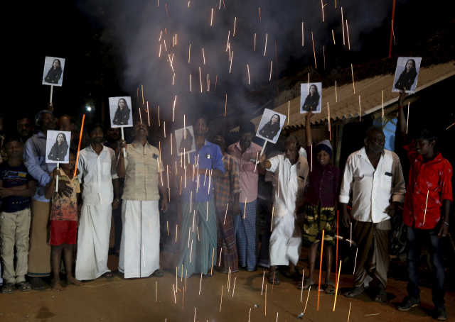 카멀라 해리스 미국 부통령의 취임을 축하하는 인도 남부 툴라센드라푸람 마을 주민./AP 연합뉴스