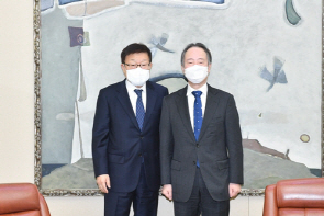 김영주(왼쪽) 무역협회 회장이 21일 이임하는 도미타 고지 주한 일본대사를 위한 환송 오찬 후 기념 촬영을 하고 있다. /사진 제공=무역협회
