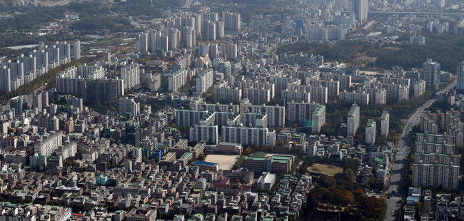 서울 송파구 롯데월드타워 전망대에서 바라본 아파트 단지 모습. 지난해 8월부터 11월까지 서울 아파트 전세 거래는 3만5286건으로 2019년 동기(4만4113건) 대비 20% 감소했다. [뉴스1]