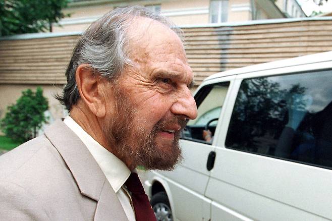 ⓒAFP PHOTO조지 블레이크가 2001년 6월28일 러시아에서 열린 출판 기자회견에 참석하고 있다.