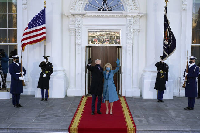 조 바이든 미국 대통령과 질 바이든 여사가 20일(현지시간) 워싱턴DC 연방 의사당에서 열린 공식 취임식을 마친 후 백악관 북쪽 입구인 ‘노스 포르티코’에 도착하고 인사를 하고 있다. (사진=AP/뉴시스 제공)
